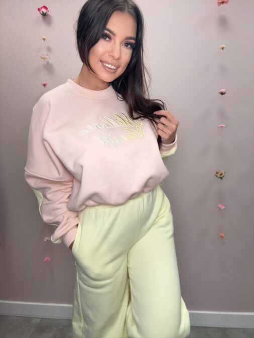 Dres damski DUO Millagro – pudrowo-różowa bluza z haftem i pastelowo-żółte spodnie